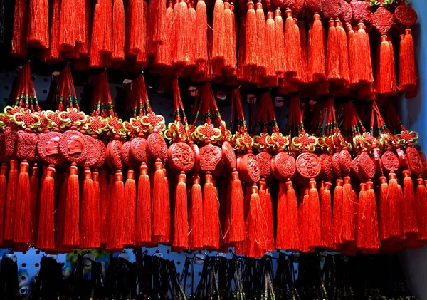 SHANGHAI, CHINE - 7 mai 2017 - Souvenirs de décoration de Chine sur le marché près de Yu Garden, Shanghai — Photo