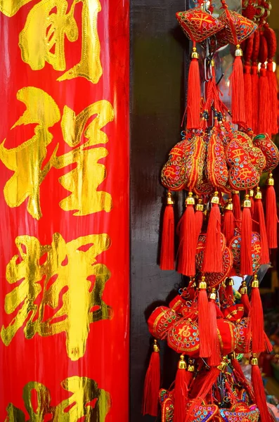 SHANGHAI, CINA - 7 maggio 2017 - Souvenir di decorazione dalla Cina sul mercato vicino a Yu Garden, Shanghai — Foto Stock