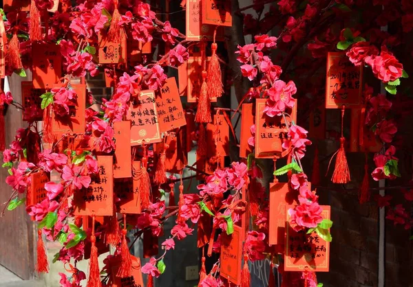 Shanghai, Kina - maj 7 2017: kinesiska röda önskar tabletter på taxi turistiska konsthantverk enklav Shanghai, Kina. — Stockfoto