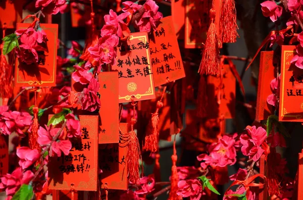 SHANGHAI, CINA - 7 MAGGIO 2017: Pastiglie cinesi di auguri rossi all'enclave di arti e mestieri turistici di Tianzifang Shanghai, Cina . — Foto Stock