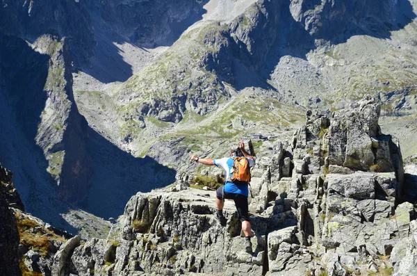 Tatras, Slovakya - 26 Ağustos 2016: üstünde belgili tanımlık tepe Tatras dağlarda yürüyüş fiyatı. — Stok fotoğraf