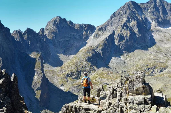 Tatry, Słowacja - 26 sierpnia 2016: Hiker chodzenie na szczyt w Tatrach. — Zdjęcie stockowe