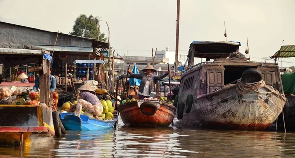 CAI Rang, Vietnam - 5 březen 2015 - Prodáváme dodavatele čerstvých plodin z lodi na loď na Cai Rang plovoucí trh, Vietnam — Stock fotografie