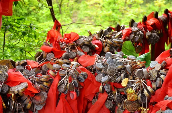 Zhangjiajie, Čína - 10 května 2017: Detail zámků lásky s červené stužky v Zhangjiajie národní Park, Čína. — Stock fotografie