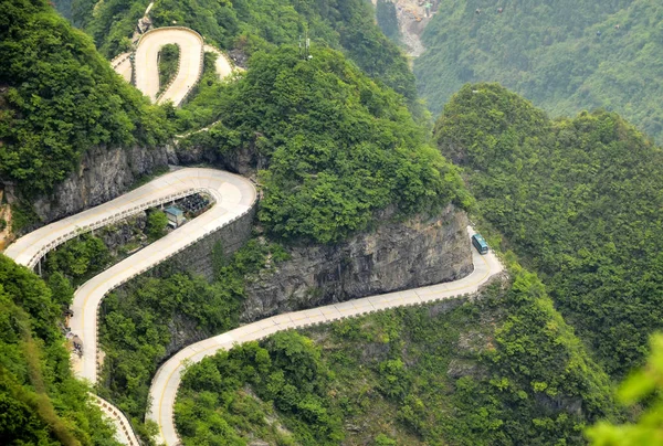 Serpentine weg in de berg Tianmen-China — Stockfoto