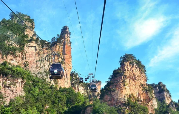 Zhangjiajie, Čína - 12. května 2017: lanovka v destinaci Wulingyuan v Zhangjiajie národní Park, Čína. — Stock fotografie