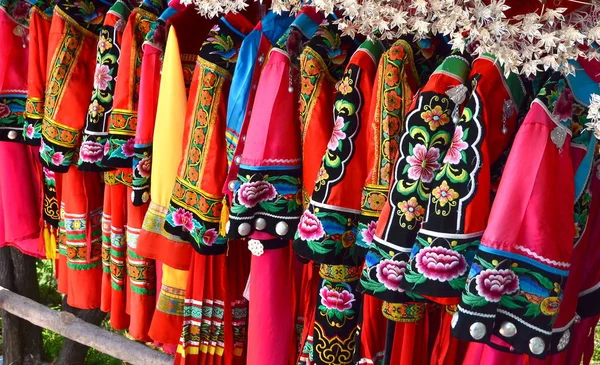 Zhangjiajie, China - 12 de maio de 2017: Roupas chinesas tradicionais no Parque Nacional Zhangjiajie — Fotografia de Stock