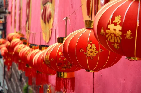 Fenghuang, Cina - 15 maggio 2017: Lanterne sulla strada vicino al Tempio di Fenghuang — Foto Stock