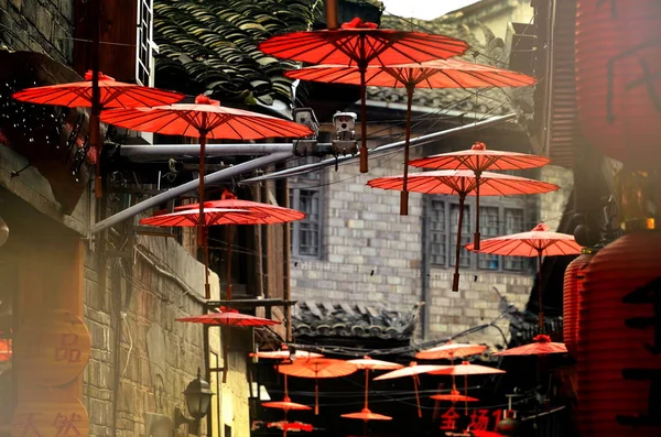 Fenghuang, China - 15 de mayo de 2017: La decoración del paraguas rojo en las calles de Fenghuang Ancient Town (Phoenix ancient town ). — Foto de Stock