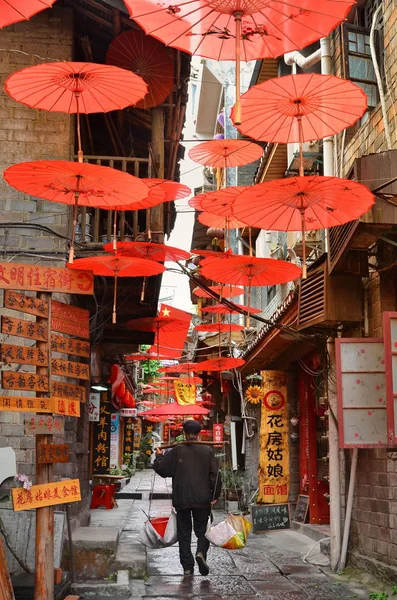 Fenghuang, China - 15 mei 2017: oude man rondlopen op straat in de stad Phoenix Fenghuang — Stockfoto