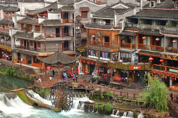 Fenghuang, china - 15. Mai 2017: menschen in food court am flußufer in der nähe der phoenix hong brücke in fenghuang — Stockfoto