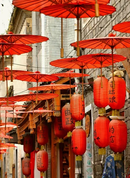 Fenghuang, China - 15 de mayo de 2017: La decoración del paraguas rojo en las calles de Fenghuang Ancient Town (Phoenix ancient town ). — Foto de Stock