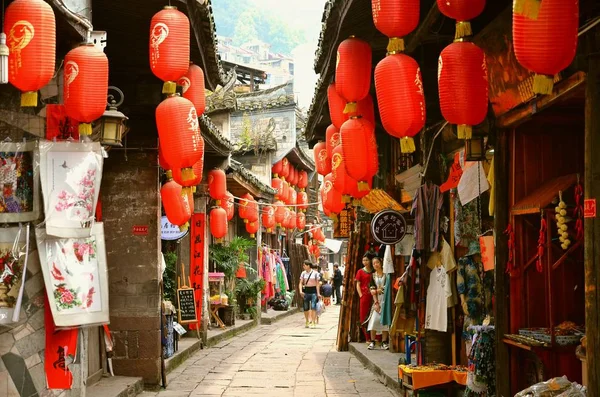 Fenghuang, China - 15 de mayo de 2017: La decoración del paraguas rojo en las calles de Fenghuang Ancient Town (Phoenix ancient town ). —  Fotos de Stock