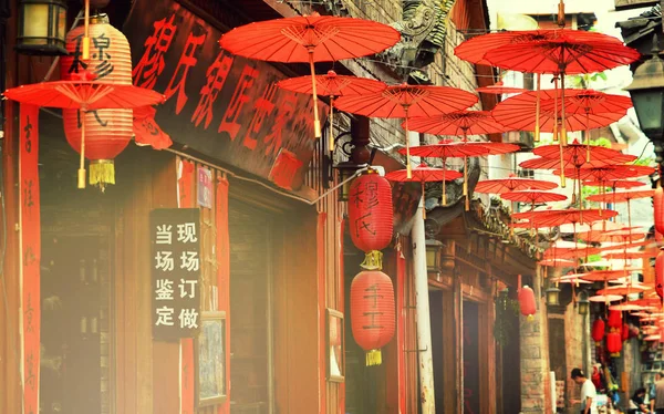 Fenghuang, Çin - 15 Mayıs 2017: Kırmızı şemsiye Fenghuang antik kenti (Phoenix antik kenti sokaklarında ve dekorasyon). — Stok fotoğraf
