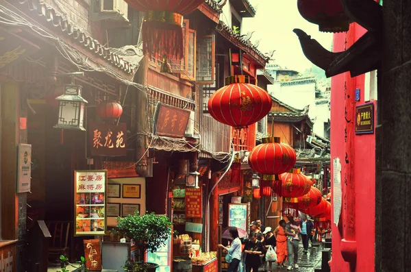 Fenghuang, China - 15 de mayo de 2017: Gente caminando por la calle en la ciudad de Phoenix Fenghuang — Foto de Stock