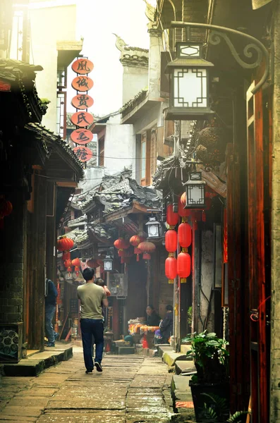 Fenghuang, China - 15 de mayo de 2017: Hombre con niños caminando por la calle en la ciudad de Phoenix Fenghuang — Foto de Stock