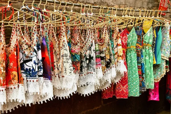 Souvenir roupas chinesas em Fenghuang City — Fotografia de Stock