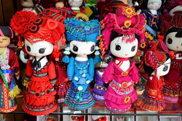 Fenghuang, Chine - 15 mai 2017 : Des poupées faites à la main sont vendues comme souvenirs de Chine en vêtements nationaux — Photo