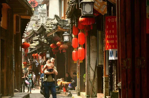 Fenghuang, China - 15 de mayo de 2017: Gente caminando por la calle en la ciudad de Phoenix Fenghuang — Foto de Stock