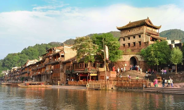 北门塔和在中国湖南省凤凰沱江河 — 图库照片