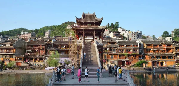 Fenghuang, China - May 14, 2017: People around riverside at the Phoenix Hong Bridge in Fenghuang — Stock Photo, Image