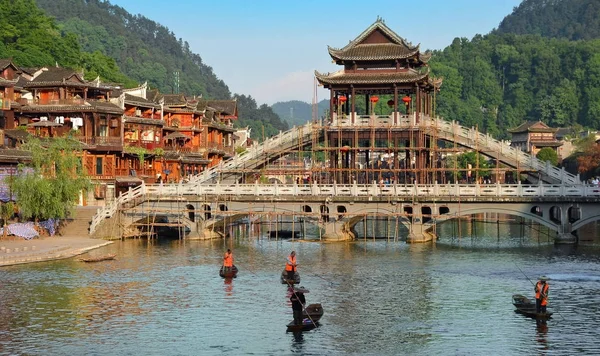 Fenghuang, china - 14. Mai 2017: Menschen am Flussufer an der Phönix-hong-Brücke in fenghuang — Stockfoto