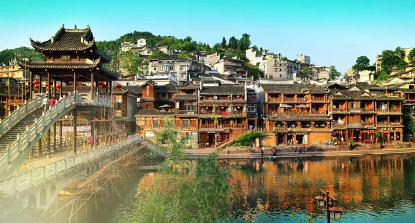 Fenghuang, china - 14. Mai 2017: Menschen am Flussufer an der Phönix-hong-Brücke in fenghuang — Stockfoto