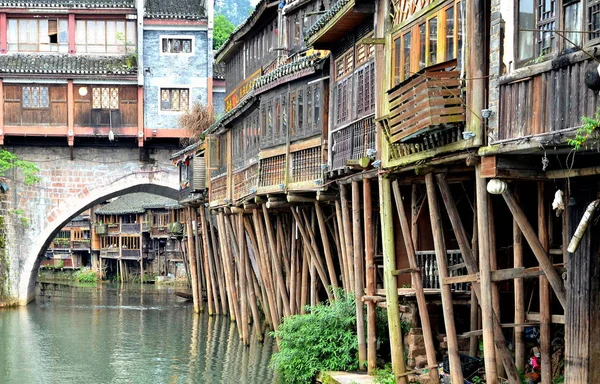 Fenghuang, China - 14 de maio de 2017: Pessoas e barcos à beira do rio na Ponte Phoenix Hong em Fenghuang — Fotografia de Stock