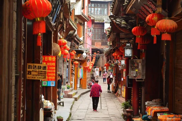 Fenghuang, China - 15 de mayo de 2017: Gente caminando por la calle en la ciudad de Phoenix Fenghuang — Foto de Stock