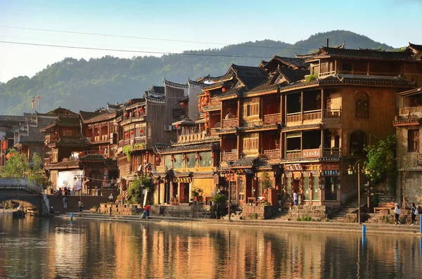 Fenghuang, Kína - 2017. május 15.: Régi épület élelmiszer bíróság előtt a riverside Fenghuang Phoenix Hong-híd közelében — Stock Fotó