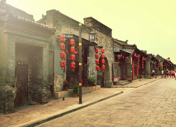 Pingyao, China - 03 maart 2018: De decoratie van rode lampionnen op de straten van de oude stad van Pingyao, China. — Stockfoto