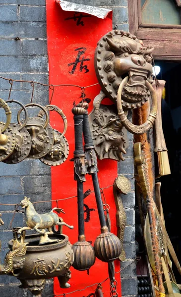 Pingyao, Κίνα - 7 Μαΐου 2017 - παλιά μεταλλικά αναμνηστικά και διακόσμηση από την Κίνα στην αγορά της Pingyao — Φωτογραφία Αρχείου