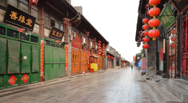 Pingyao, China - 19 mei 2017: De decoratie van rode lampionnen op de straten van de oude stad van Pingyao, China. — Stockfoto