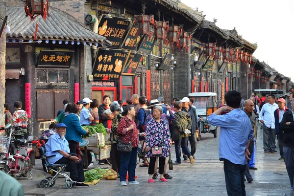 中国平遥古代町の路上市場で遥, 中国 - 2017 年 5 月 19 日: 漢民族. — ストック写真