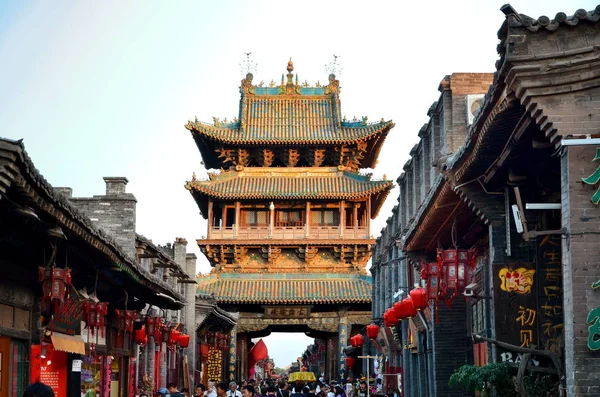 Pingyao, China - 19 de mayo de 2017: Peaple en el mercado en la calle de Pingyao Ancient Town China . —  Fotos de Stock