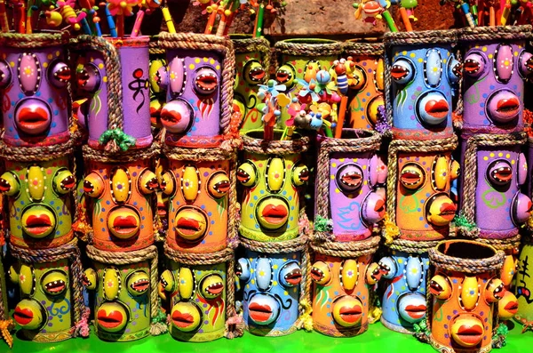 PINGYAO, CINA - 7 maggio 2017 - Muro di tazze souvenir e decorazioni sul mercato — Foto Stock