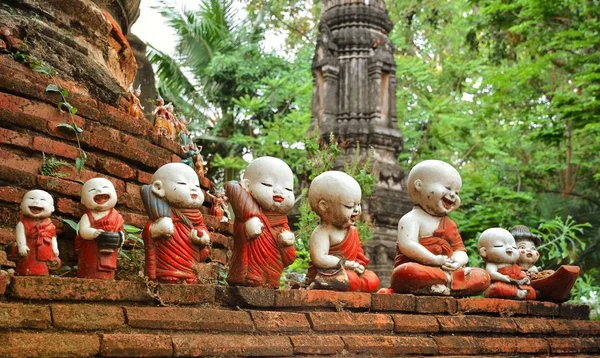 Scultura di piccoli monaci con ciotole nel tempio buddista di Ayutthaya — Foto Stock