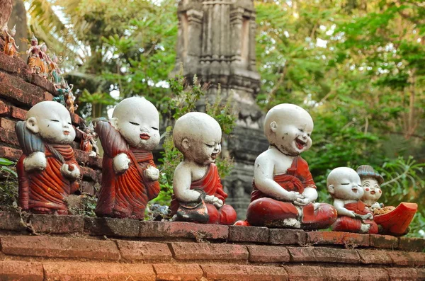Escultura de monjes pequeños con cuencos en el templo de budistas en Ayutthaya — Foto de Stock