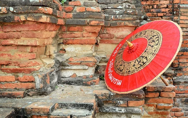 AYUTTHAYA, THAÏLANDE-26 MARS : Parapluie traditionnel thaïlandais rouge à Ayutthaya, Thaïlande — Photo