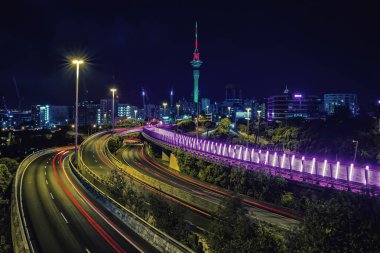 Gece ve şehir manzarası ile Sky Tower, Auckland Otoban