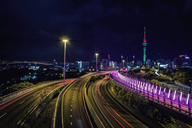 Gece ve şehir manzarası ile Sky Tower, Auckland Otoban