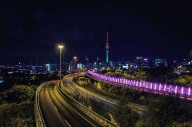Gece ve şehir manzarası ile Sky Tower, Auckland Otoban