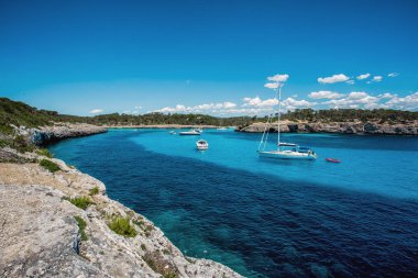 Turkuaz su ve yatlar Cala Mondrago Milli Parkı'nda adada Mallorca, İspanya ile defne güzel görünümü.