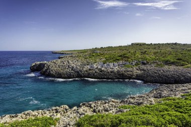 Mallorca güzel turkuaz su kayalık sahil şeridine
