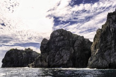 Denizden yüksek kayalar görüntülemek