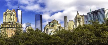 Manhattan şehir merkezine gökdelen panoramik Battery Park ağaçlar üzerinde en fazla.
