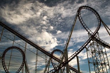 Kırmızı lunapark treni parça karanlık bulutlu bir gökyüzü ile