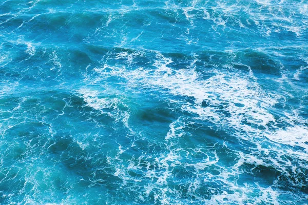 蓝色海水波浪和白色泡沫为背景 — 图库照片