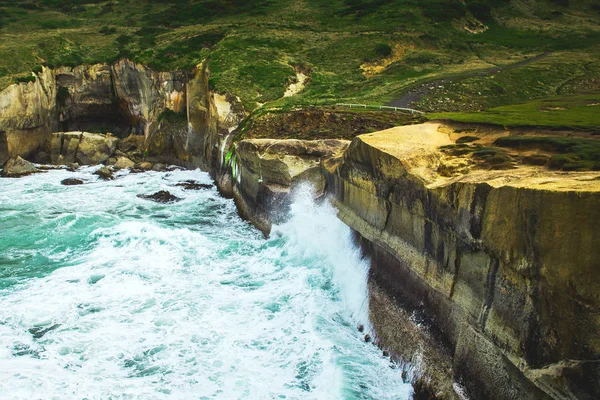 Onda Che Frantuma Rocce Della Spiaggia Tunnel Dunedin Nuova Zelanda — Foto Stock