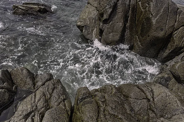 岩の多い海岸線とダーク グリーンの海水 — ストック写真
